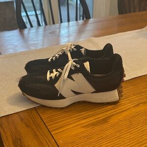 New Balance 327 Black and White Athletic Shoes Size 9.5